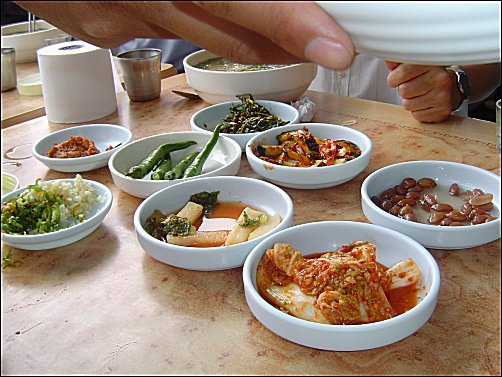 밑반찬으로 김치, 오이김치, 땅콩조림, 부추무침, 풋고추와 된장이 함께 나온다 